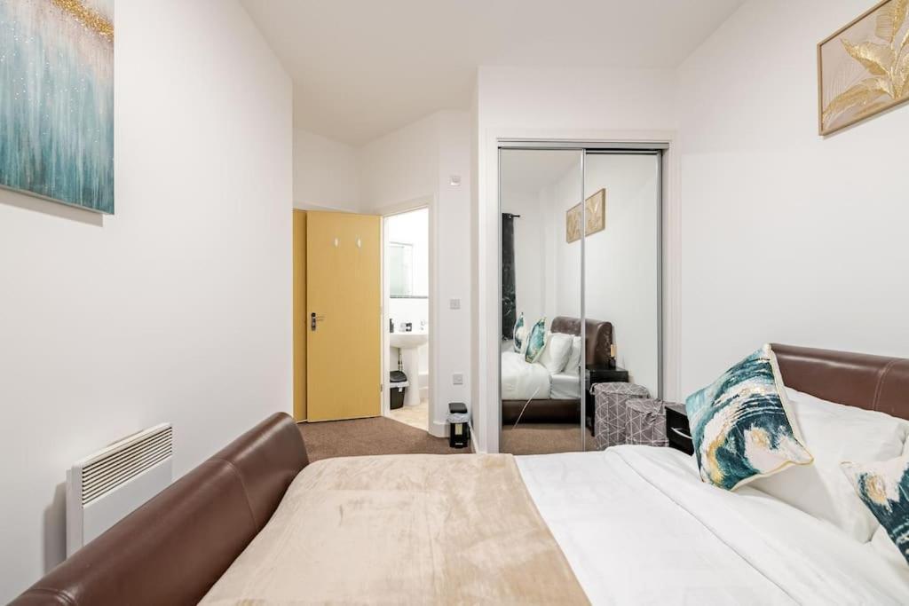 High Street 2 Bedroom Apartment *