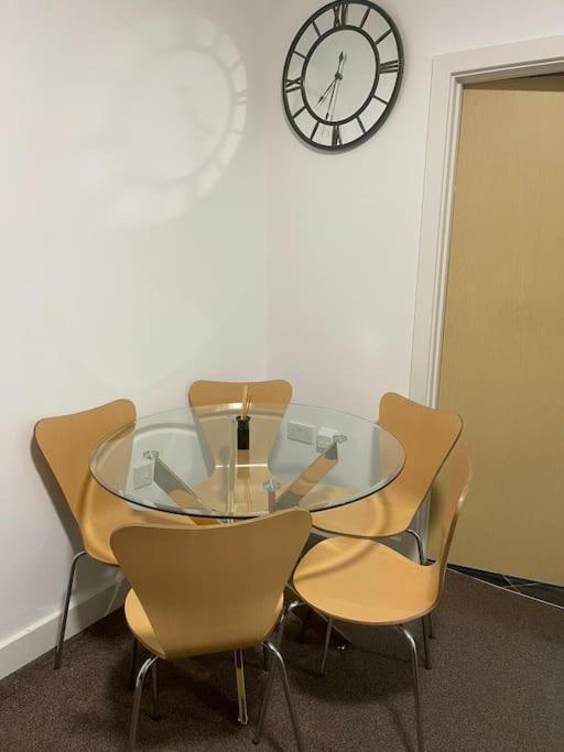 High Street 2 Bedroom Apartment *