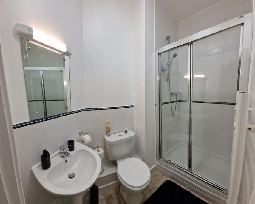High Street 2 Bedroom Apartment *